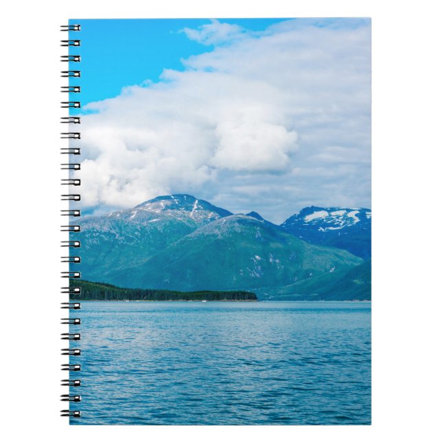 Caderno Espiral Uma península de terra coberta de pinheiros (Frente)