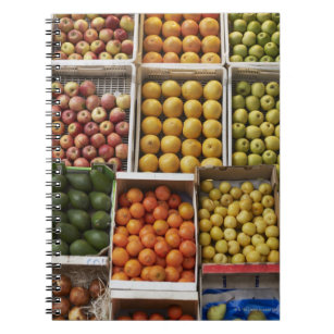 Caderno Espiral Uma seleção da fruta encaixotada orgânica sobre
