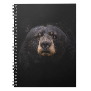 CADERNO ESPIRAL URSO NEGRO NA BANCADA DE ÁRVORE DE MADEIRA MARCAD