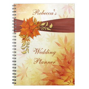 Caderno Espiral Vermelho e folhas de outono do ouro que Wedding o