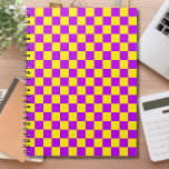 Caderno Espiral Vintage de placa de xadrez amarelo púrpura neon<br><div class="desc">Vintage Neon Purple e Yellow Checkerboard</div>
