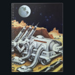 Caderno Espiral Vintage Science Fiction, Estação Espacial na Lua<br><div class="desc">Ilustração vintage: planetas futuristas de ficção científica e imagem espacial. Uma estação espacial na Lua com vista ao planeta Terra no céu noturno com estrelas no futuro. Um clássico design de quadrinhos retrô de ficção científica.</div>
