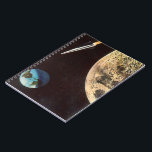 Caderno Espiral Vintage Science Fiction, Rocket Ship Over the Moon<br><div class="desc">Vintage ilustra viagem futurista e transporte Ciência Ficção imagem espacial. Um design de estilo quadrinho retrô sci fi apresentando uma nave-fogueira voando no espaço sobre a lua e voltando para a Terra do planeta no futuro.</div>