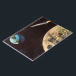Caderno Espiral Vintage Science Fiction, Rocket Ship Over the Moon<br><div class="desc">Vintage ilustra viagem futurista e transporte Ciência Ficção imagem espacial. Um design de estilo quadrinho retrô sci fi apresentando uma nave-fogueira voando no espaço sobre a lua e voltando para a Terra do planeta no futuro.</div>