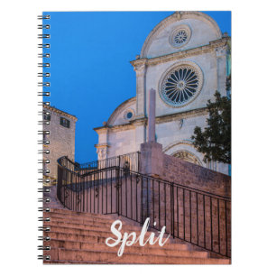 Caderno Espiral Visão noturna das escadas e da igreja em Split, Cr