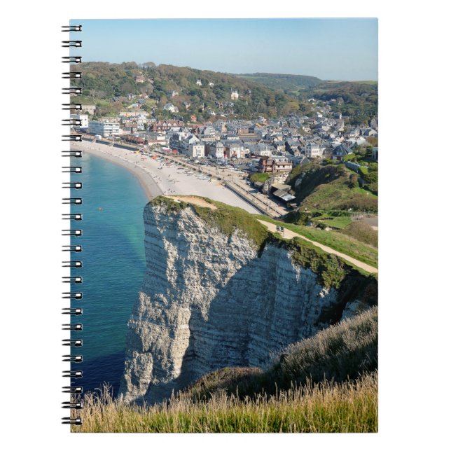 Caderno Espiral Vista aérea de Etretat em França Cartão postal Pos (Frente)
