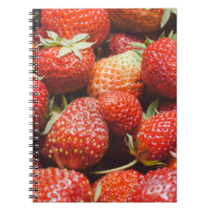 Caderno Espiral Vista de aproximação sobre o morango fresco de Ver