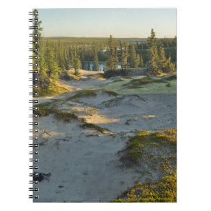 Caderno Espiral Vista de um lago e as dunas de areia circundantes,
