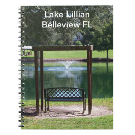 Caderno Espiral Vista de um lago pequeno da cidade