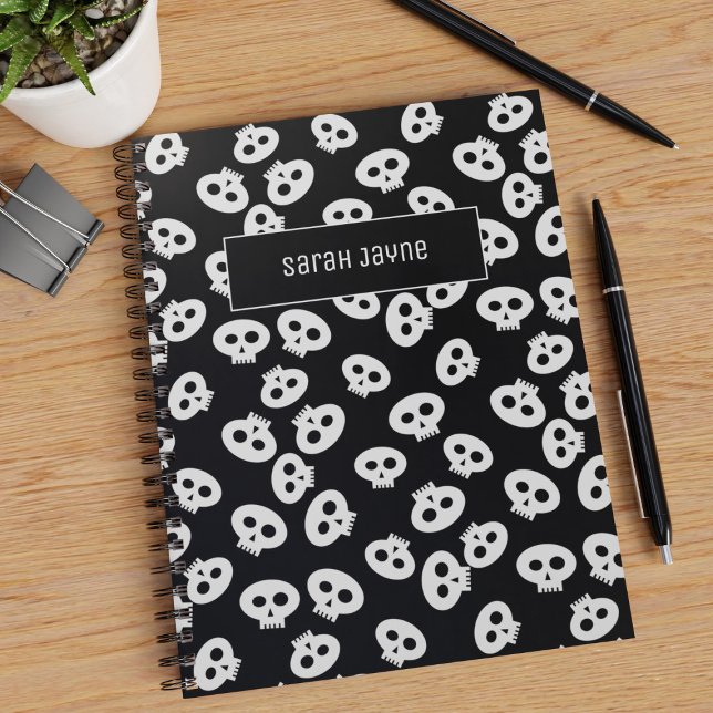 Caderno Espiral Voltar ao Gótico de padrão de preto e branco na es (💀 Just add your name to this cute skull pattern notebook 💀)