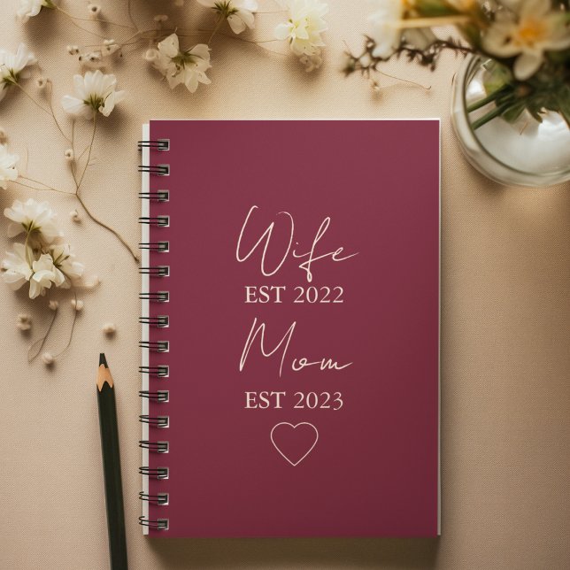 Caderno Espiral Wife & Mom Est. – Minimalist Valentine Gift (Criador carregado)