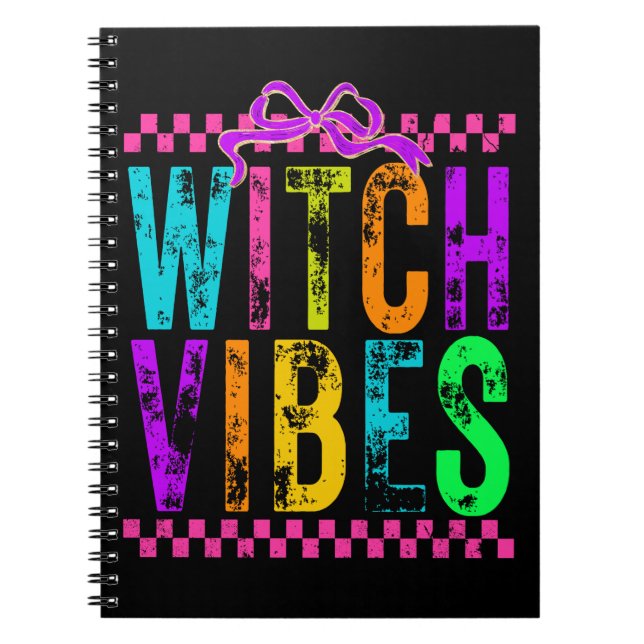 Caderno Espiral Witch Vibes Halloween Neon Checkered Bow (Frente)