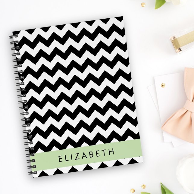Caderno Espiral Zigzag preto-e-branco, padrão Chevron, seu nome (Criador carregado)