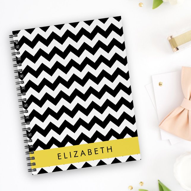 Caderno Espiral Zigzag preto-e-branco, padrão Chevron, seu nome (Criador carregado)