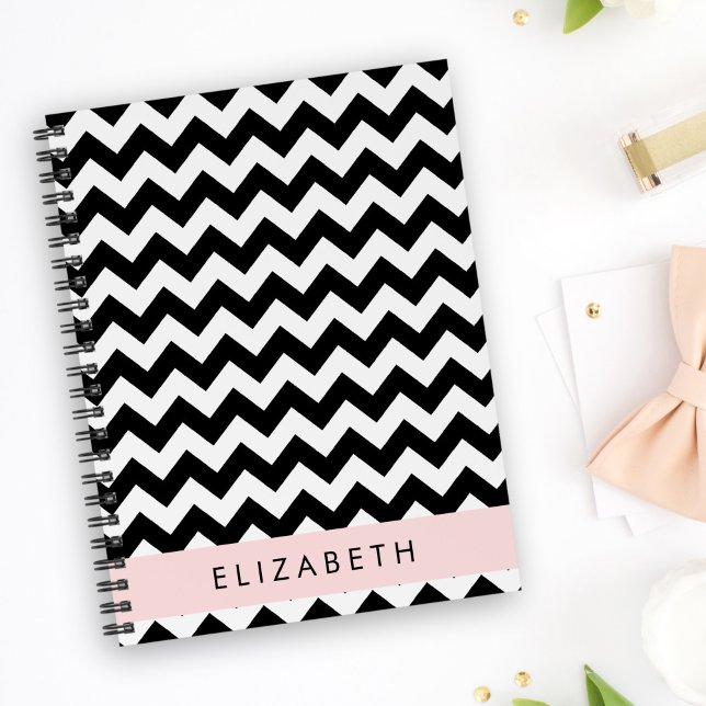 Caderno Espiral Zigzag preto-e-branco, padrão Chevron, seu nome (Criador carregado)
