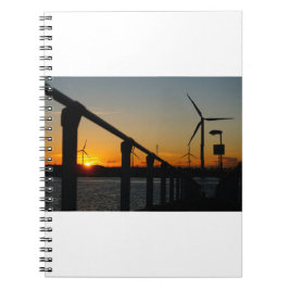Caderno Espiral Zonsondergang met windmolen aan waterkant.