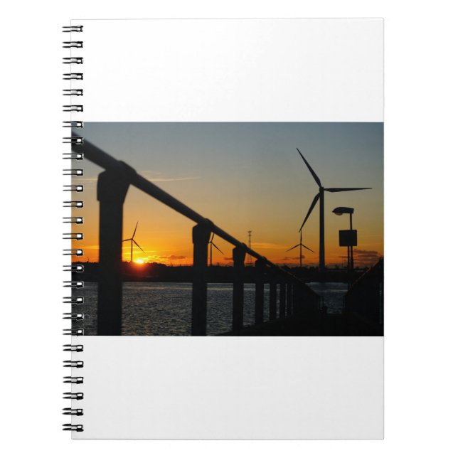 Caderno Espiral Zonsondergang met windmolen aan waterkant. (Frente)