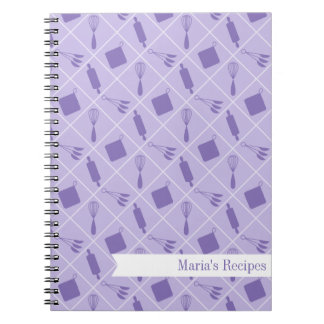 Caderno roxo retro da receita dos utensílios
