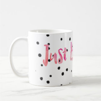 Café A aguarela cor-de-rosa apenas respira a caneca de