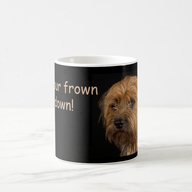 Café A caneca branca do cão de Terrier de beira, olha (Centro)