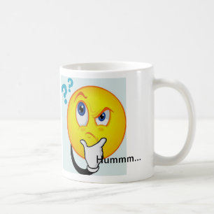 Café A caneca de pensamento do Emoticon lê Hummm…