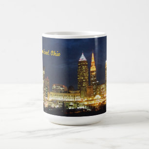 Café A noite de Cleveland, OH ilumina a caneca