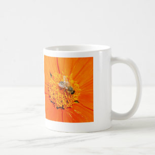 Café abelha de mel na caneca de laranja