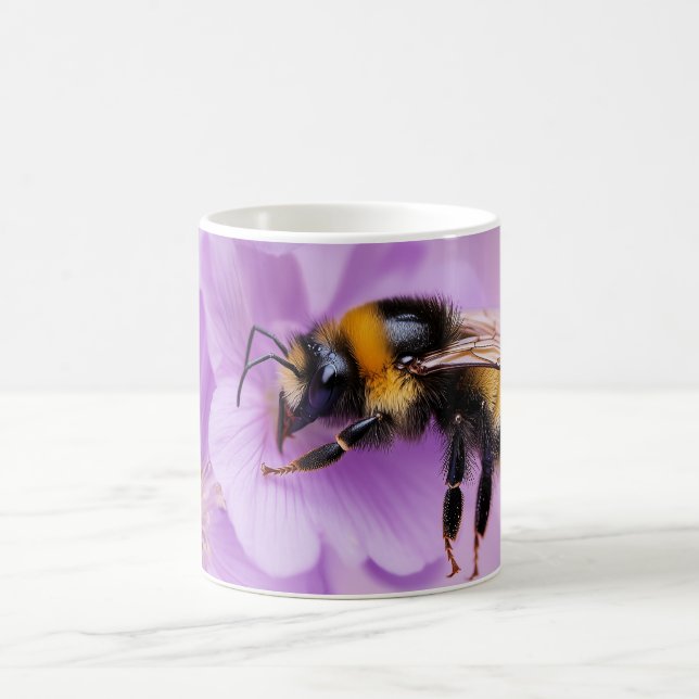 Café Abelha-do-bumble na caneca de flores rosa (Centro)
