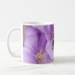 Café Abelha-do-bumble na caneca de flores rosa