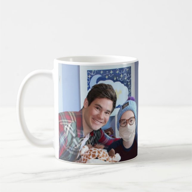 Café Adam Devine & caneca de Breanna (Esquerda)