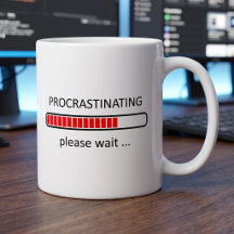 Adiando Por Favor Aguarde - Caneca de Dia Preguiço