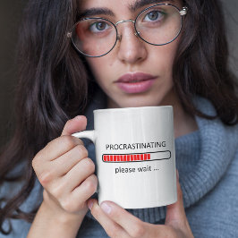 Café Adiando Por Favor Aguarde - Caneca de Dia Preguiço