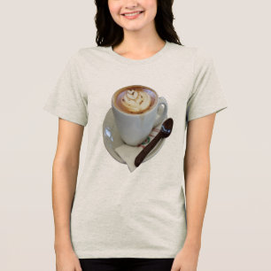 Café Americano com Design de Tulipa e Chocolate