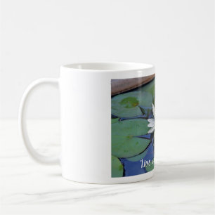 Café Arte pela caneca dos lírios de água branca 11oz