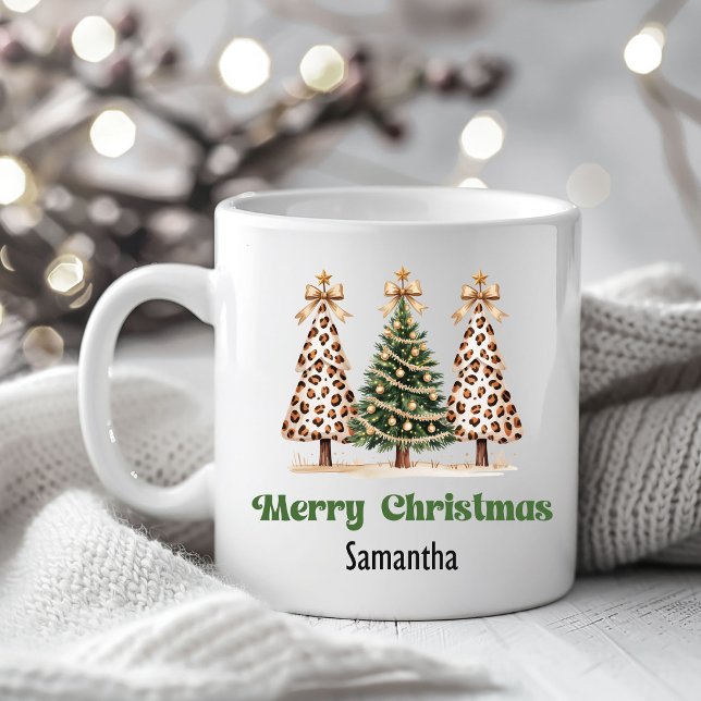 Café Árvores de Natal Chic Leopardo Caneca Nome Persona (Chic Leopard Christmas Trees Custom Name Mug)