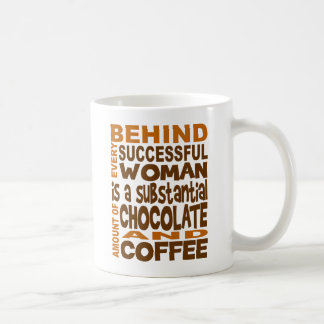 Café Atrás de cada caneca bem sucedida da mulher