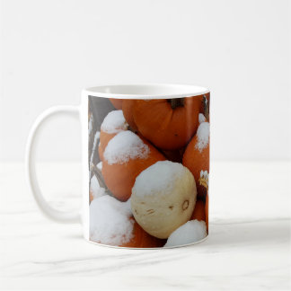 Café Bombas na caneca de neve