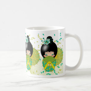 Café Bonecas de Kokeshi na caneca verde e amarela