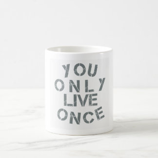 Café branco da caneca de yolo