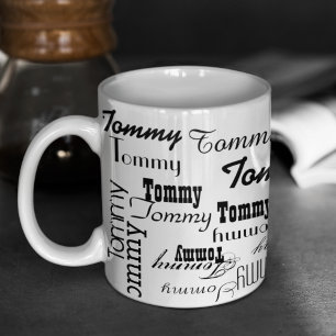 Café caneca branca com padrão de nomes pretos
