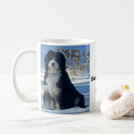 Café Caneca com foto do cão Bernedoodle na montanha de