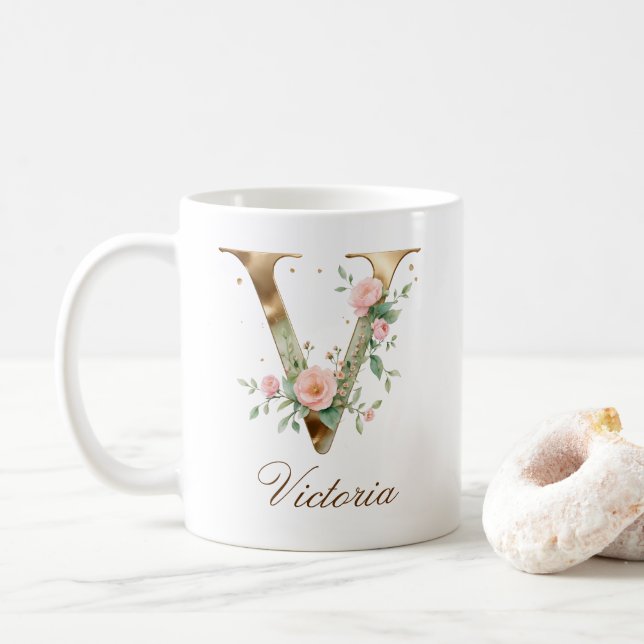 Café Caneca com Monograma de Letra V Floral em Ouro Ele (Com Donut)