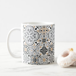 Café caneca com padrão de azulejo preto marroquino