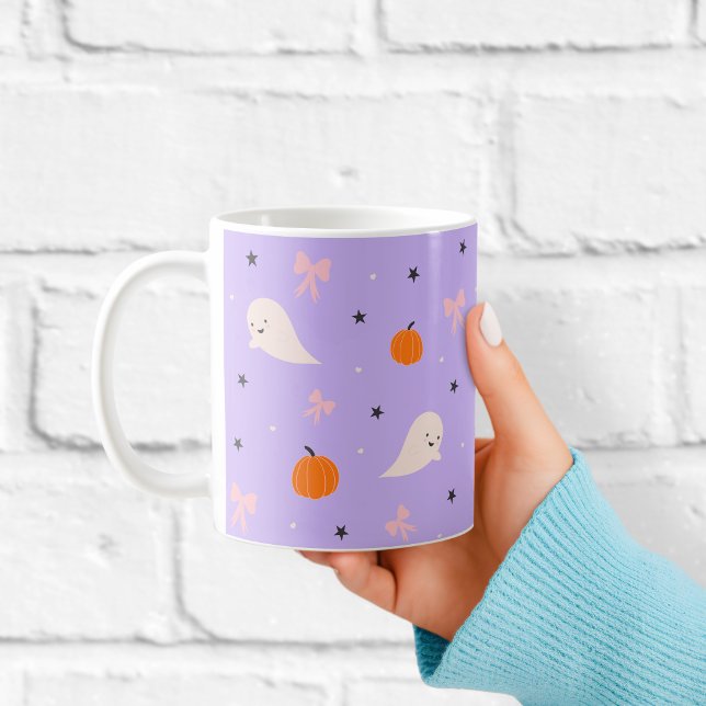 Café Caneca com padrão de fantasma roxo fofo de Hallowe (Criador carregado)