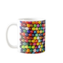 Caneca com padrão de lápis de cor multicoloridos