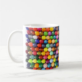 Café Caneca com padrão de lápis de cor multicoloridos