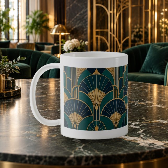 Café Caneca com padrão de leque Art Deco esmeralda (Emerald Art Deco Fan Pattern Mug — refined lighting and contact shadows. Digital lifestyle preview.)