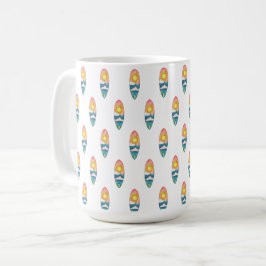 Café Caneca com Padrão de Prancha de Surf na Praia