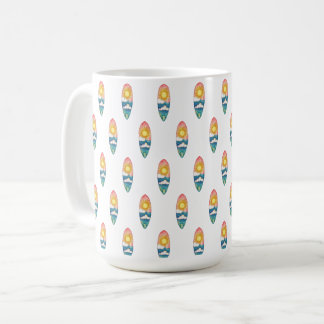 Café Caneca com Padrão de Prancha de Surf na Praia