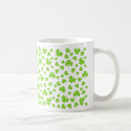 Café Caneca com padrão de trevo do Dia de São Patrício